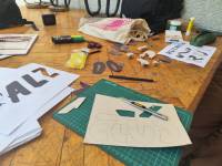 Arrancando el taller de ensamble, cortando módulos de letras.